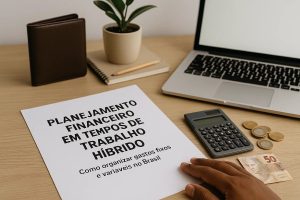 Uma mesa de trabalho exibe um cenário de organização financeira: um notebook aberto, uma calculadora, moedas brasileiras, uma nota de 50 reais e um documento impresso com o título “Planejamento financeiro em tempos de trabalho híbrido — Como organizar gastos fixos e variáveis no Brasil”. Ao lado, há uma carteira, um caderno com lápis e um pequeno vaso com planta. A composição simboliza o esforço de estruturar finanças pessoais em um ambiente de trabalho flexível, integrando ferramentas digitais e práticas do dia a dia.